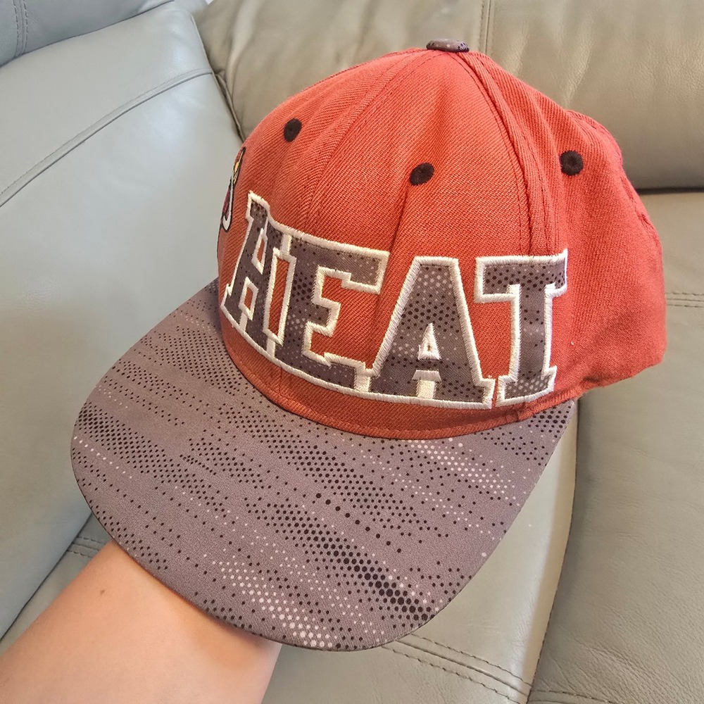 Adidas‎ NBA Miami Heat Snapback Hat Red Grey Flat Brim Cap VP39Z 11/15